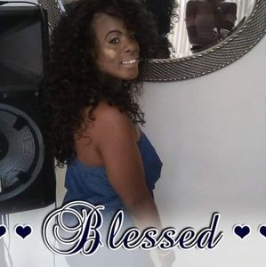 Meet your Posher, Mona